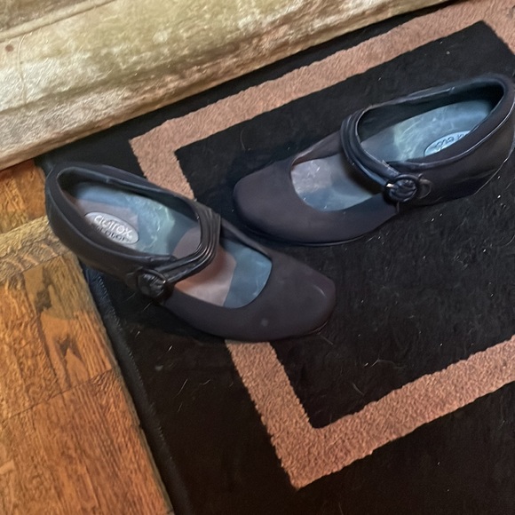 Black stretchy sleek shoe with 1”wedge heel - Picture 3 of 10